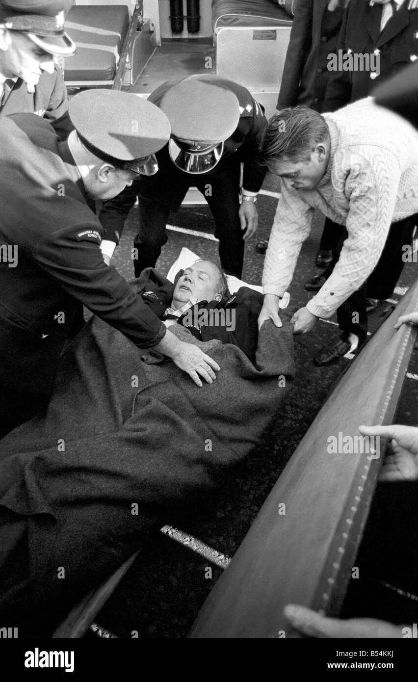 Swansea manifestazione contro la visita del Sud Africa di rugby e politica di apartheid. Sgt. Hubert Robins di Sketty, Swansea Polizia, giace ferito in ambulanza uomini dare il trattamento, egli è stato portato in ospedale. Novembre 1969 Z11072 Foto Stock