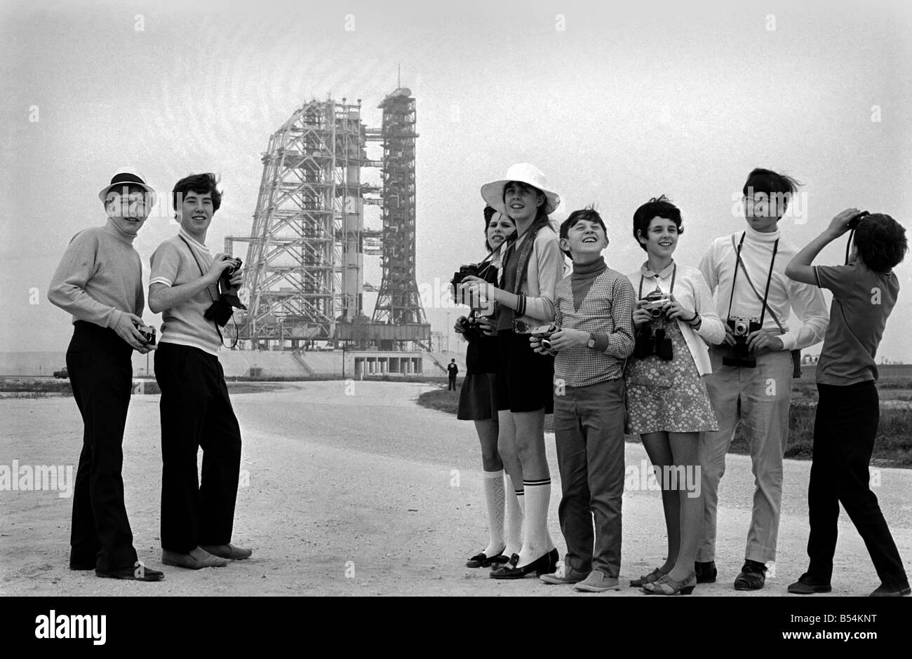 Visitatori presso la NASA Space Station in Florida, Stati Uniti poche ore prima di Apollo 12 eiettato fuori su una missione verso la luna. I bambini ne Foto Stock