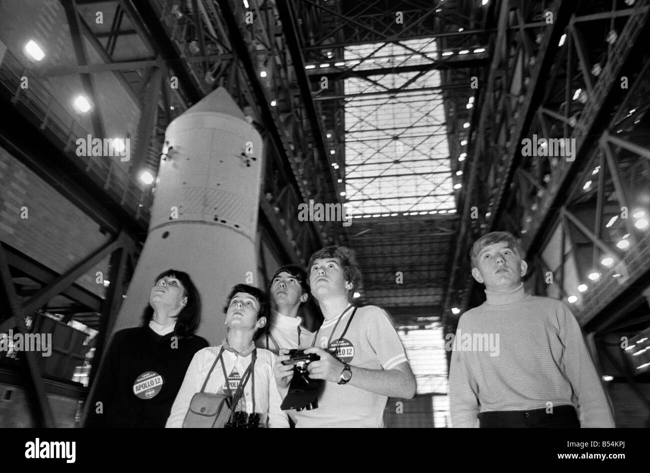 Visitatori presso la NASA Space Station in Florida, Stati Uniti poche ore prima di Apollo 12 eiettato fuori su una missione verso la luna. I visitatori l Foto Stock