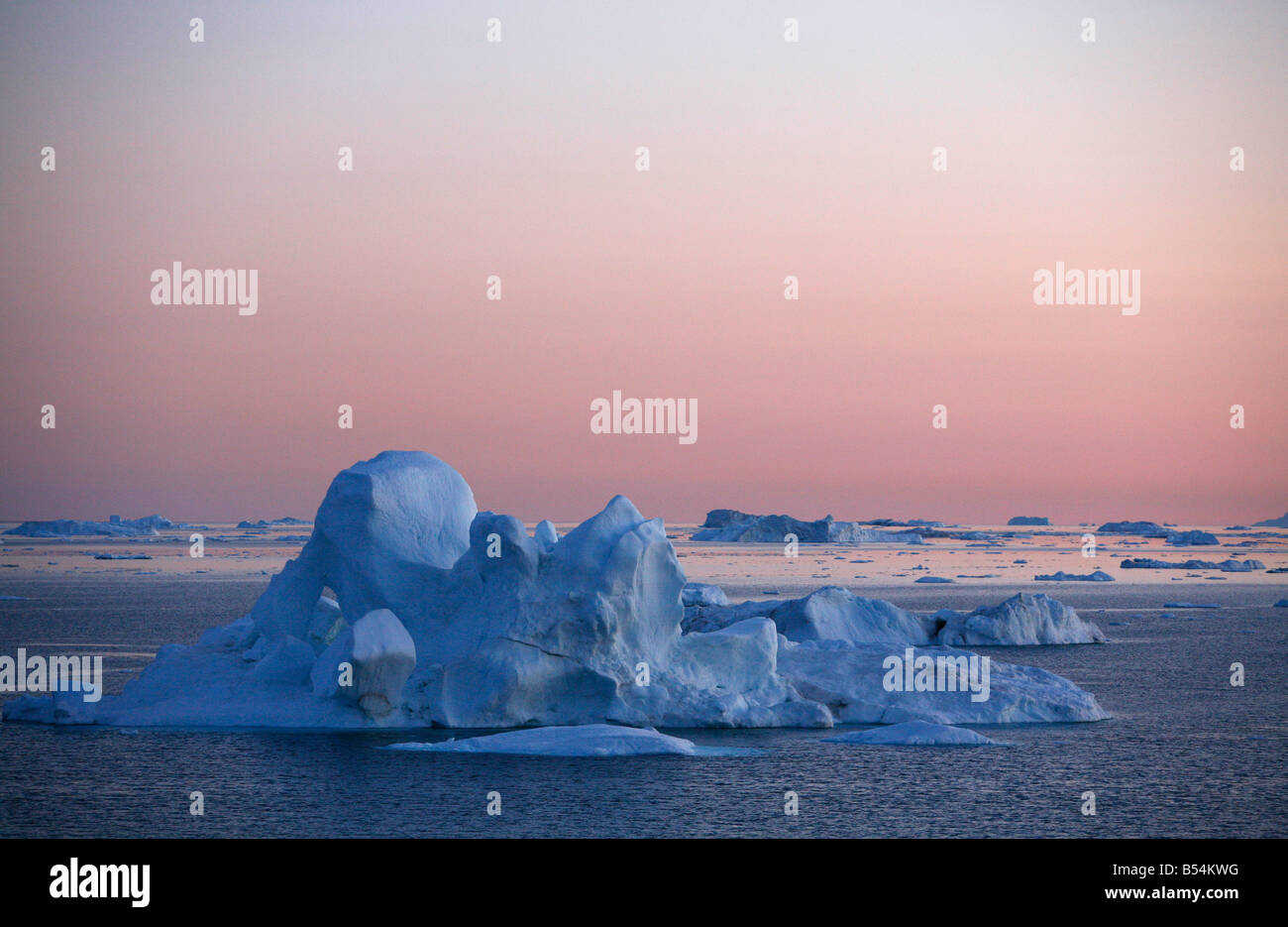 Agosto 2008 - iceberg galleggianti da Ilulissat Kangerlua Glacier noto anche come Sermeq Kujalleq alla baia di Disko Groenlandia Foto Stock