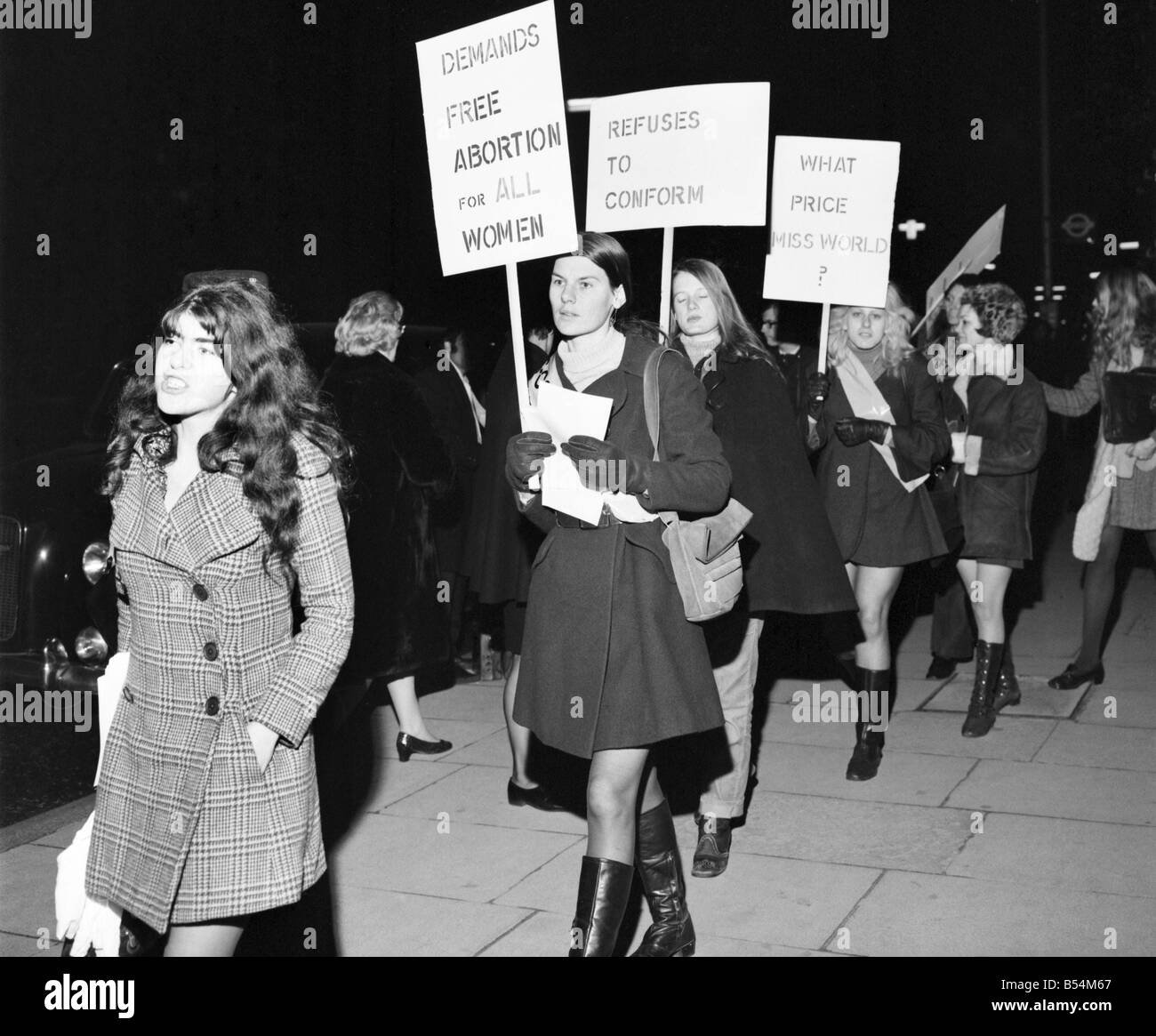 Protesta delle donne al di fuori di Miss Universo. In passerella al di fuori dell'Albert Hall questa sera membri della liberazione delle donne Workshop portato i banner di proclamare la loro principi. ;Novembre 1969 ;Z11423 Foto Stock