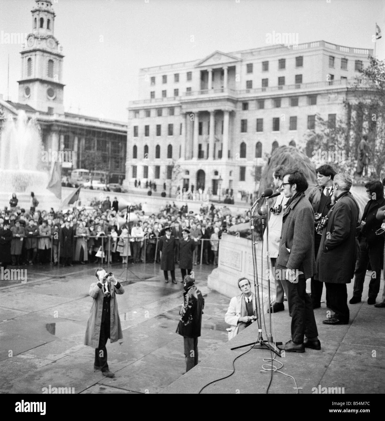 Guerra del Vietnam Manifestazione a Trafalgar Square. Alan Myers American altoparlante, rivolgendosi alla folla. ;Novembre 1969 ;Z11302-013 Foto Stock