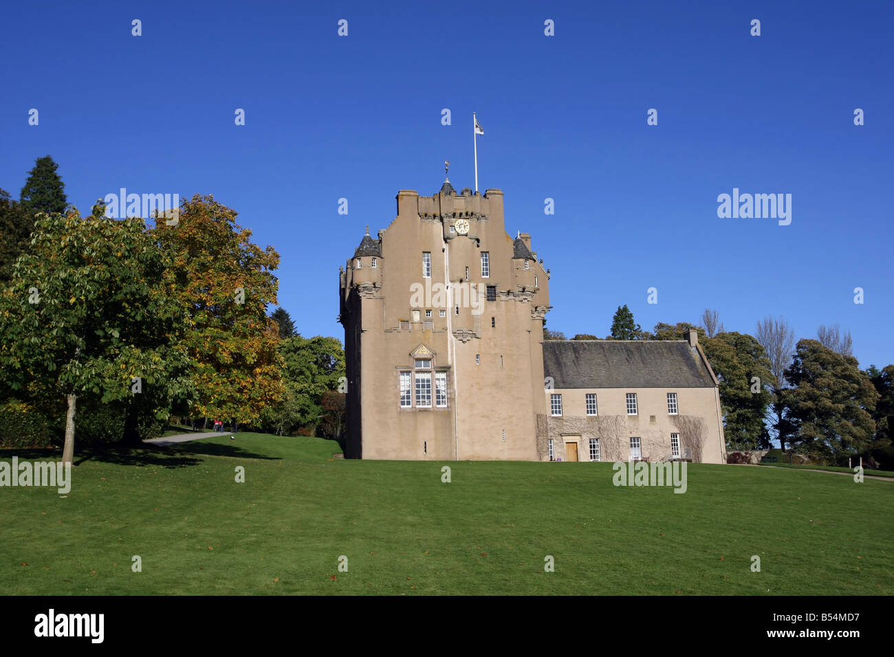Vista esterna del Crathes Castle e i giardini vicino a Banchory, Aberdeenshire, Scotland, Regno Unito Foto Stock