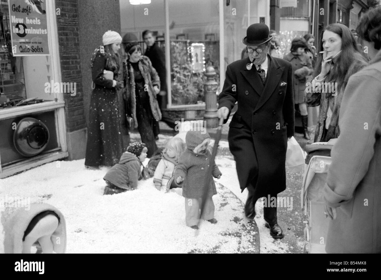 Scene di festa. In South Molton Street, Mayfair , stava nevicando ma era solo neve in plastica che era caduta. Il cantante Clodagh Rogers era presente con il padre e la Madre di Natale, per aprire la strada del display di Natale di luci. L'uomo cammina attraverso la neve in plastica. Dicembre 1969 Z11515-004 Foto Stock