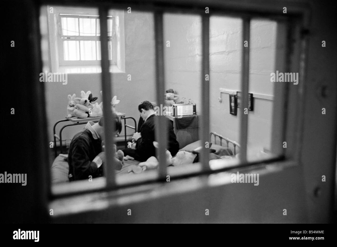 I prigionieri nelle loro celle di Dartmoor carcere rendendo giocattoli morbidi per locali Enti di beneficenza per bambini. Dicembre 1969 Z11562 Foto Stock