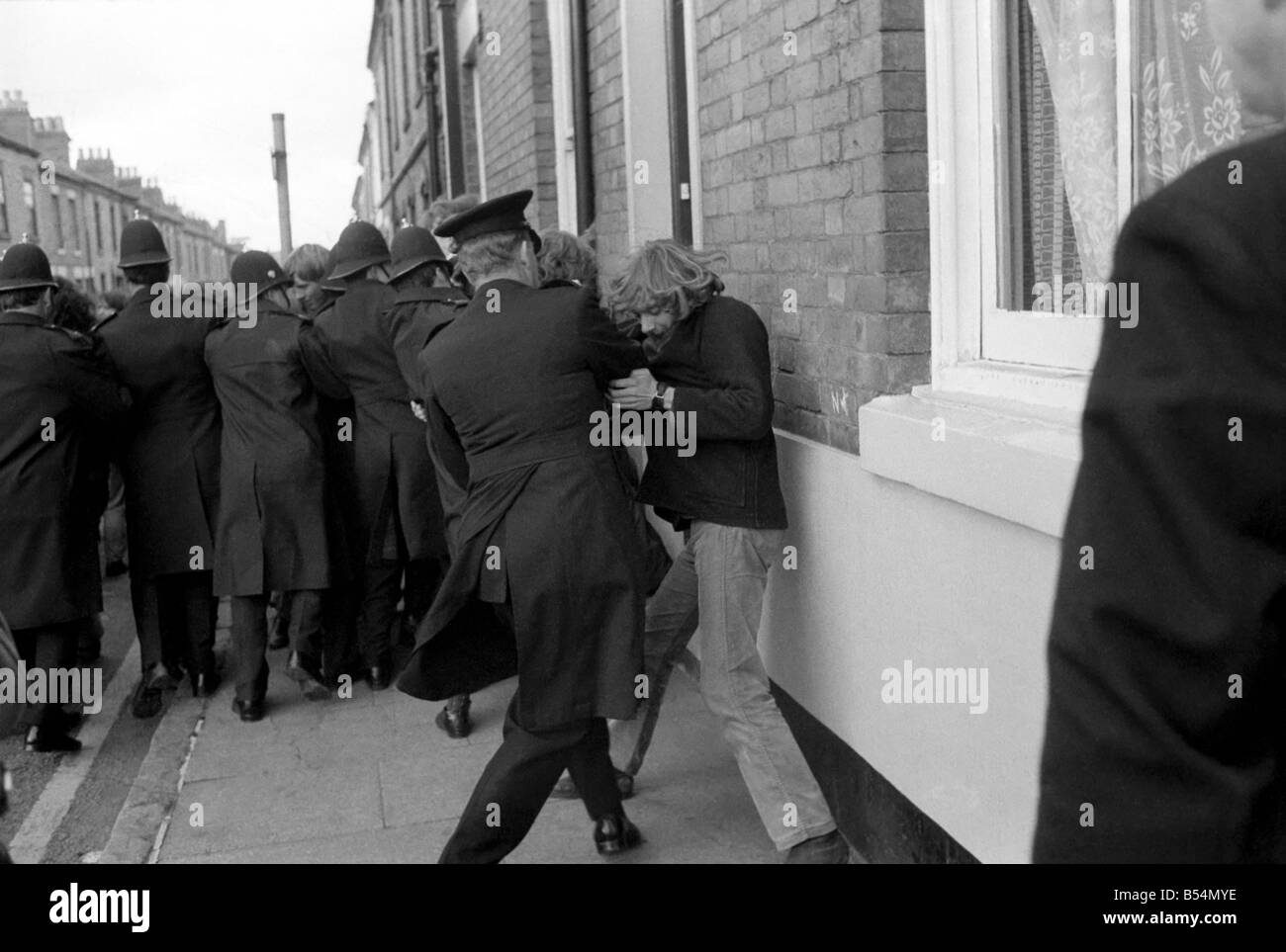 Sport Rugby Union. East Midlands v Sud Africa. Manifestazione contro la visita di antilope e la politica di apartheid. Un poliziotto di benna mordente con un dimostratore. Novembre 1969 Z10797-008 Foto Stock