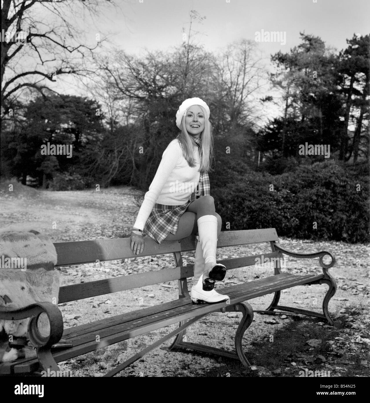 L'attrice-modello Jeanette si trova abbastanza coraggio per brave inverno brividi in un parco di Cheshire. Dicembre 1969 Foto Stock