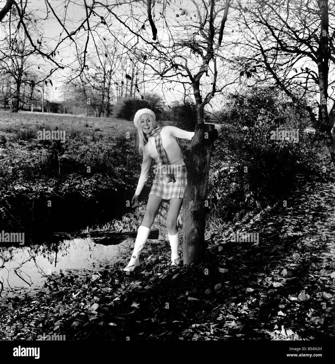 L'attrice-modello Jeanette si trova abbastanza coraggio per brave inverno brividi in un parco di Cheshire. Dicembre 1969 Foto Stock