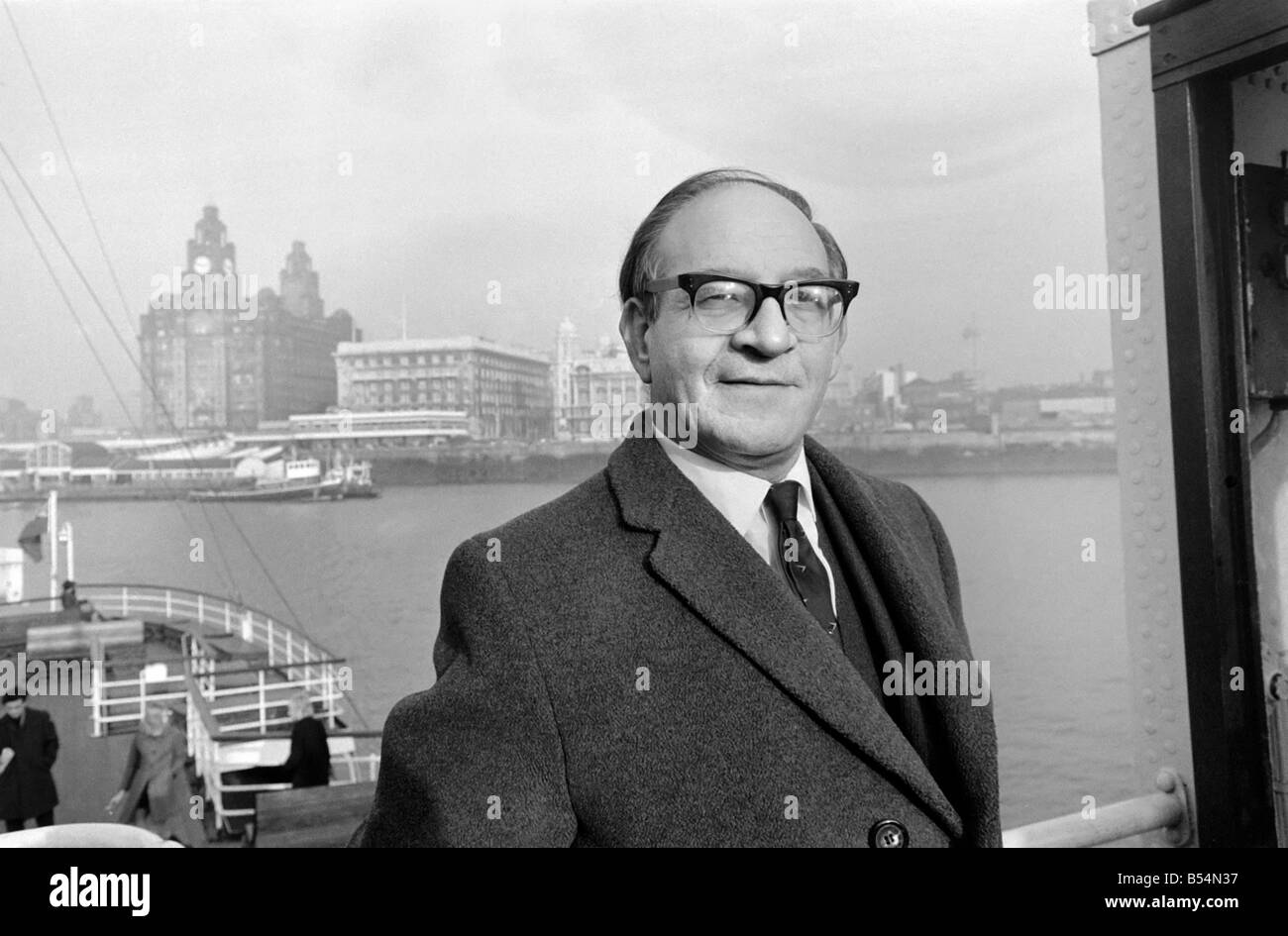 Fred Mulley, ministro dei Trasporti, guidato il traghetto per attraversare il Mersey da Liverpool per Birkenhead sul suo breve viaggio yesterda Foto Stock