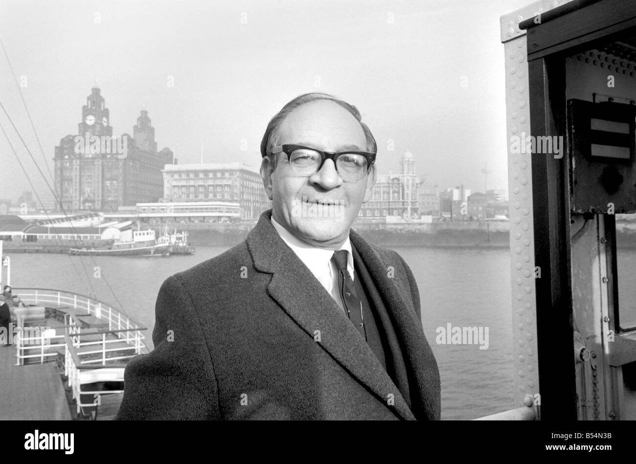 Fred Mulley, ministro dei Trasporti, guidato il traghetto per attraversare il Mersey da Liverpool per Birkenhead sul suo breve viaggio yesterda Foto Stock