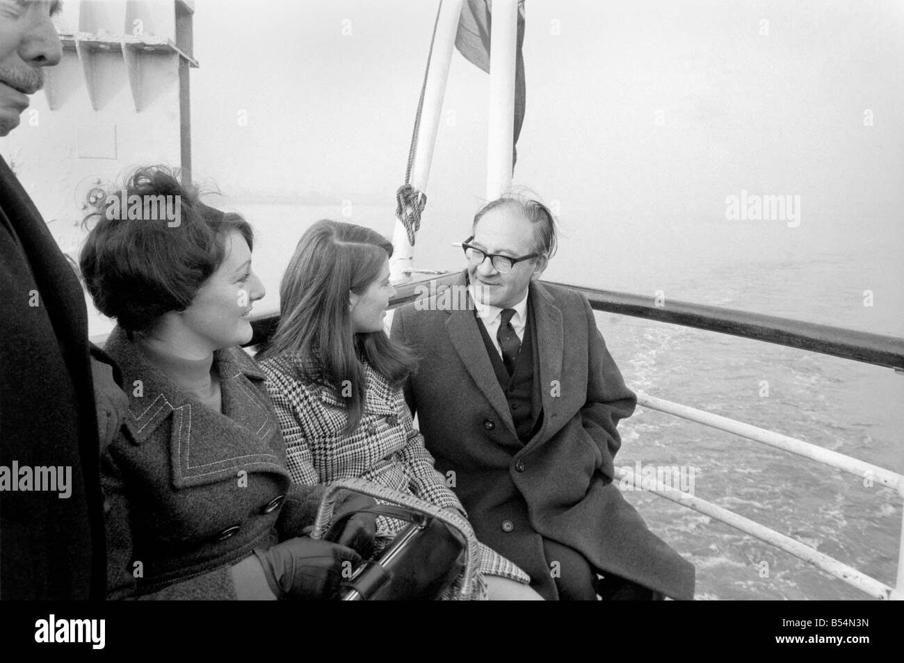 Fred Mulley, ministro dei Trasporti, guidato il traghetto per attraversare il Mersey da Liverpool per Birkenhead sul suo breve viaggio yesterda Foto Stock