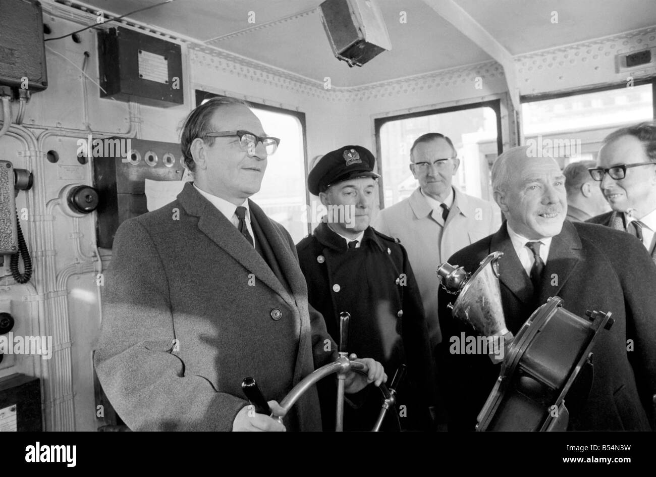 Fred Mulley, ministro dei Trasporti, guidato il traghetto per attraversare il Mersey da Liverpool per Birkenhead sul suo breve viaggio yesterda Foto Stock