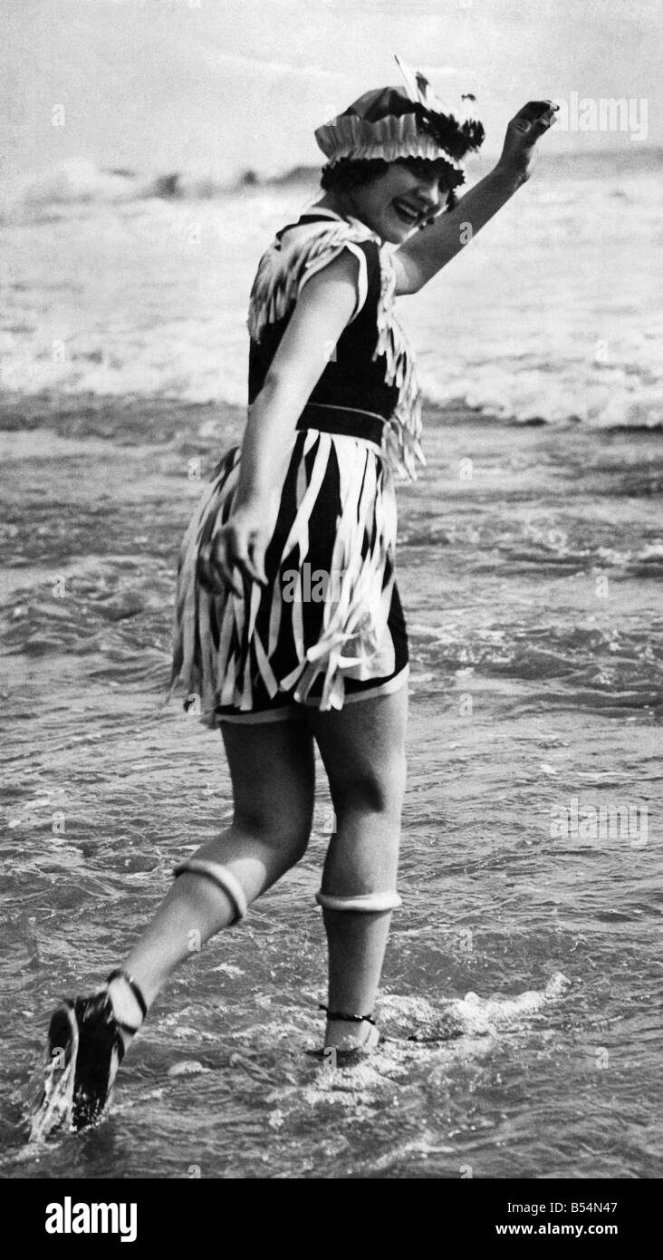Donna che indossa un costume da bagno e hat paddling in mare
Agosto 1919 
P018083 Foto Stock