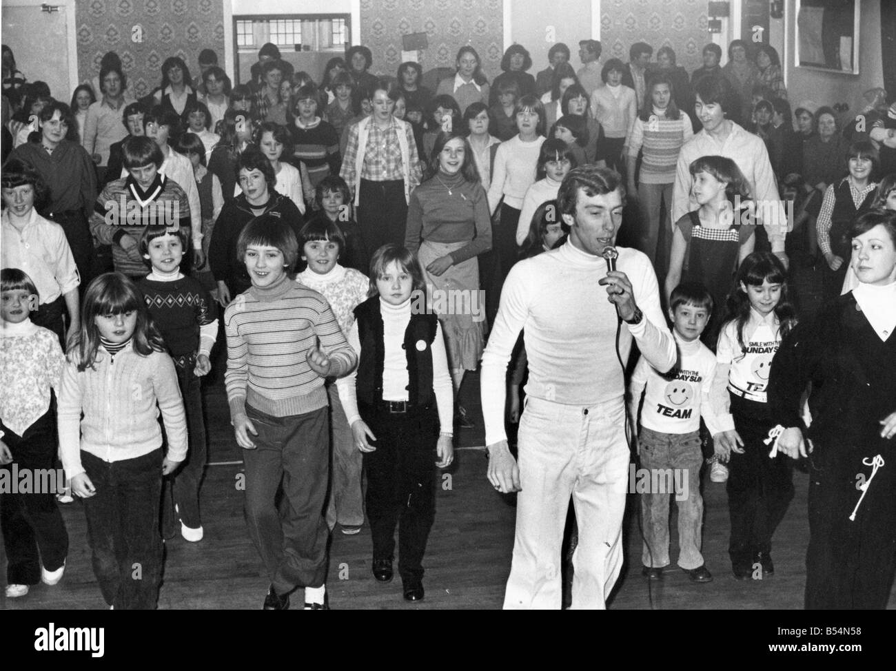 I bambini di ottenere in fase con Garry Richardson in stile discoteca Foto Stock