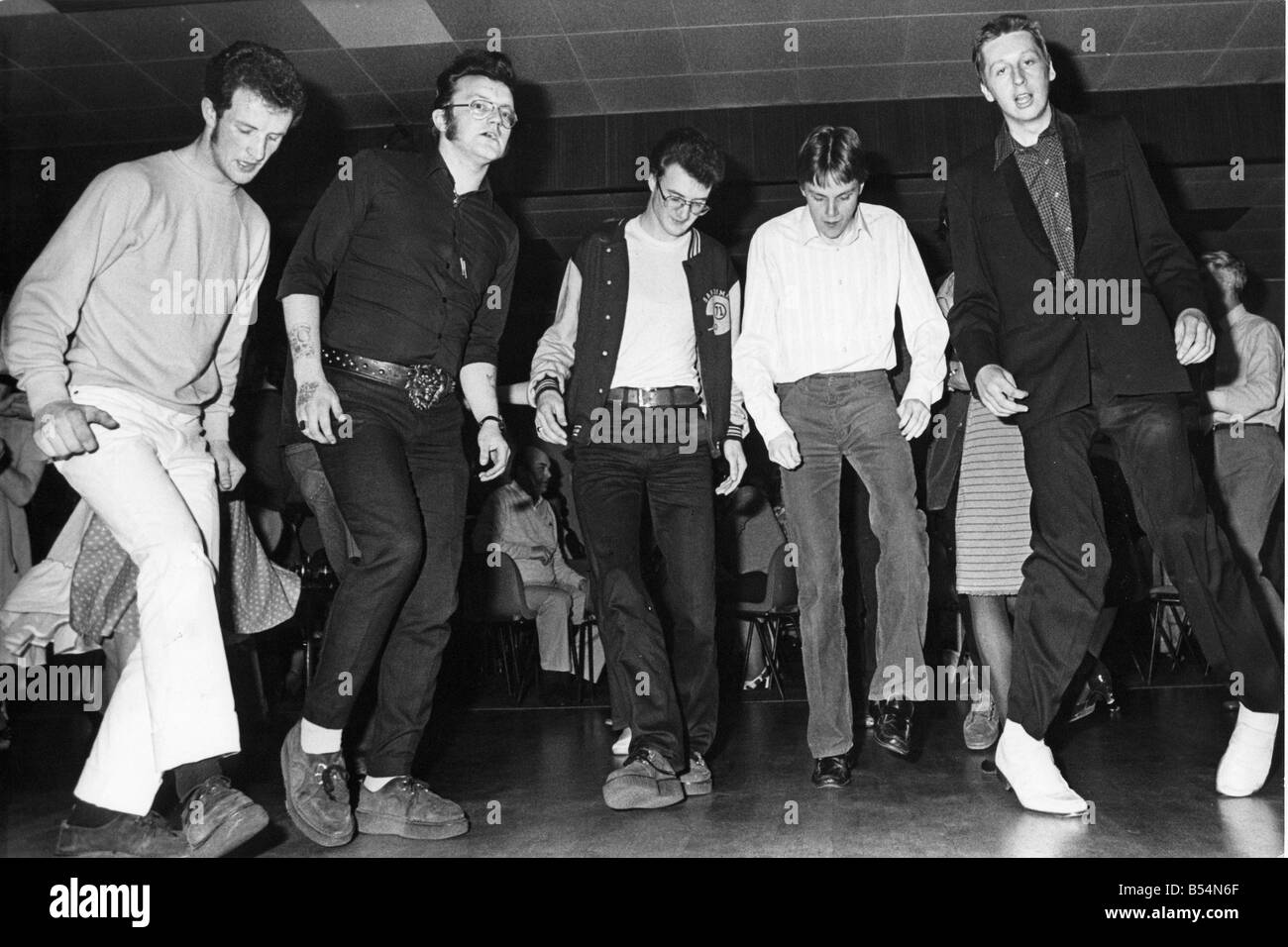 È possibile fare qualsiasi cosa ma licenziare le mie scarpe blu scamosciate i ragazzi mostrano come esso s fatto Foto Stock