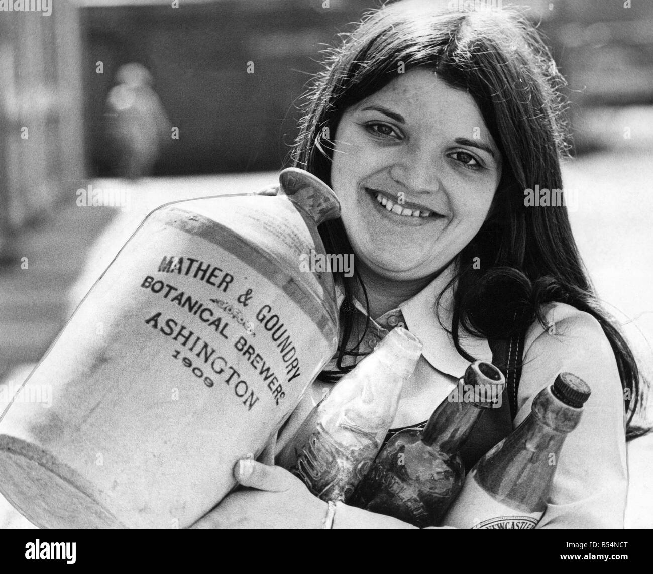 Diciottenne Maureen Cole da Cowpen Station Wagon Blyth mostra alcune delle bottiglie dissotterrato da draga dal porto Foto Stock
