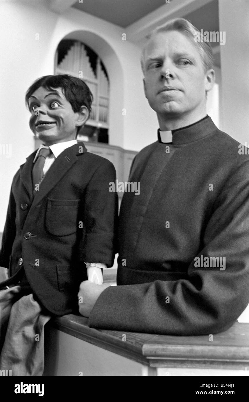 Birmingham Vicario, il Rev. Martin Tunnicliffe (38) da tutti i santi, shard fine, utilizzato un ventriloquo il manichino come "un aiuto visivo per Foto Stock