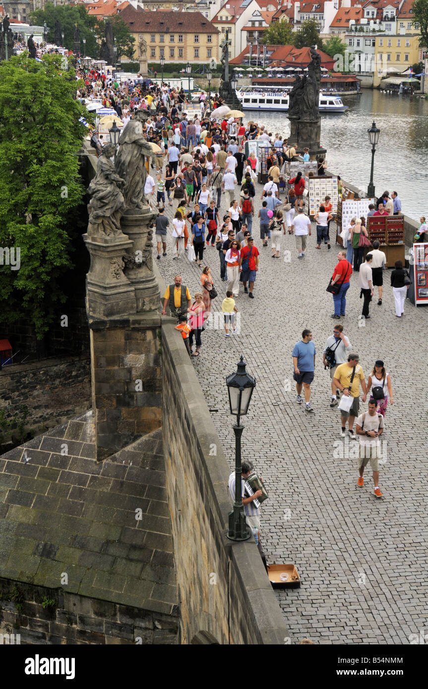 Estate folla sul Ponte Carlo a Praga Repubblica Ceca Foto Stock
