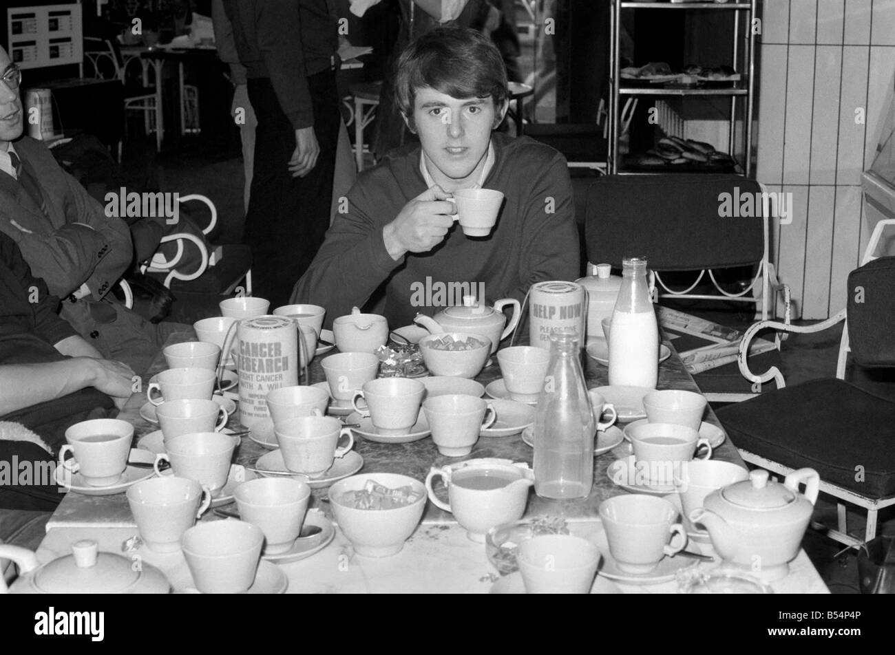 Singoli leader è stata 19 enne Welshmen Mike Jones che dopo 15 ore nel tè indiano centro aveva bevuto 87 tazze di tè - uno dei 11 studenti dal collegio stesso di tentare il mondo tea-bere record - tutti in aiuto della ricerca sul cancro. Novembre 1969 Z11239-001 Foto Stock