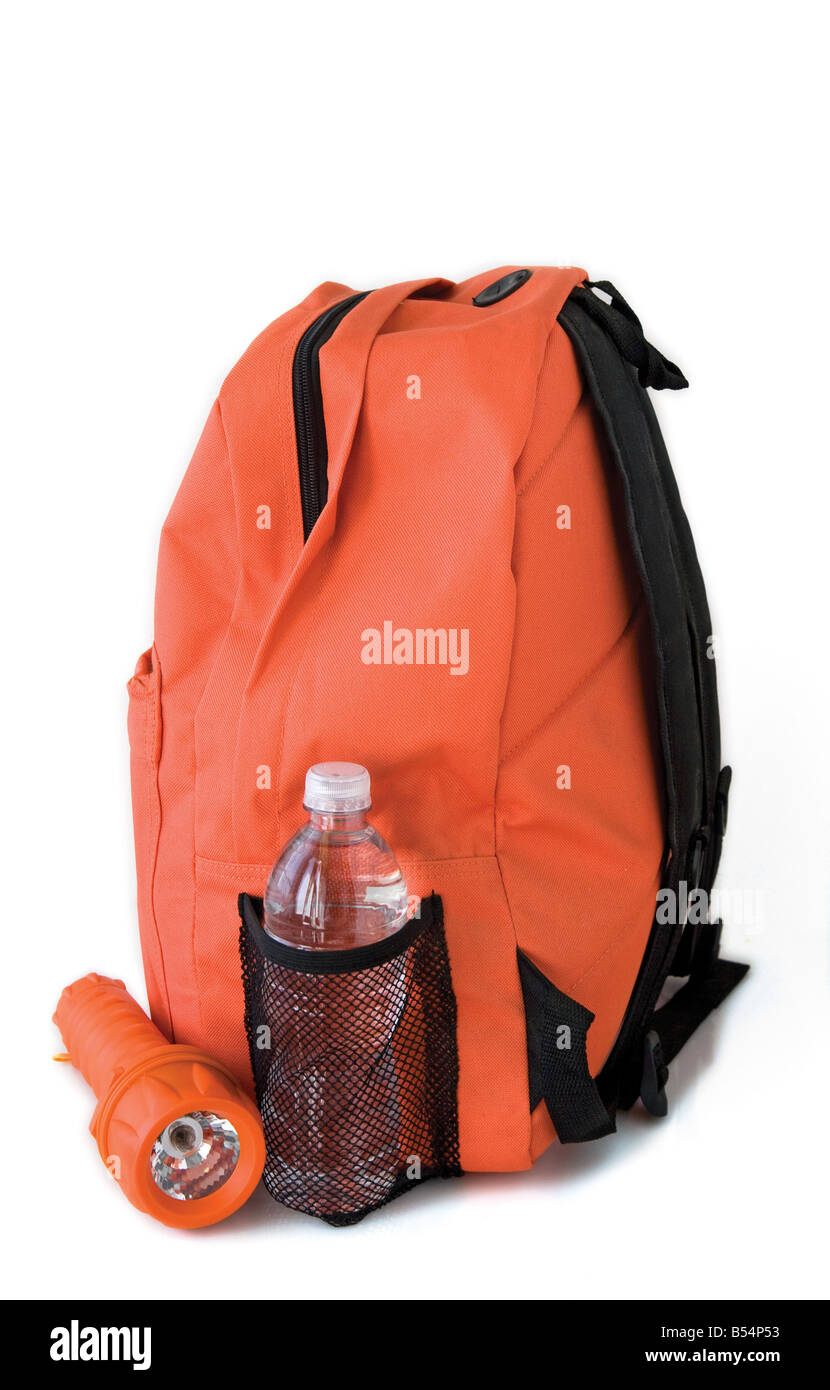 Arancione zaino di emergenza con una bottiglia d'acqua e torcia elettrica Foto Stock