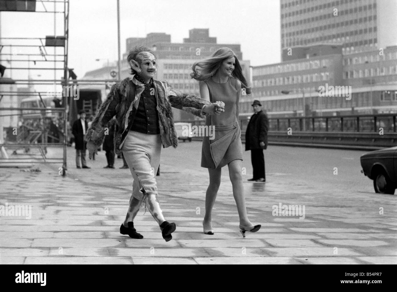 Sadler's Wells Opera Company farà storia TV su Giovedì, 4 Dicembre quando quel giorno a due colori spot pubblicitari thei Foto Stock