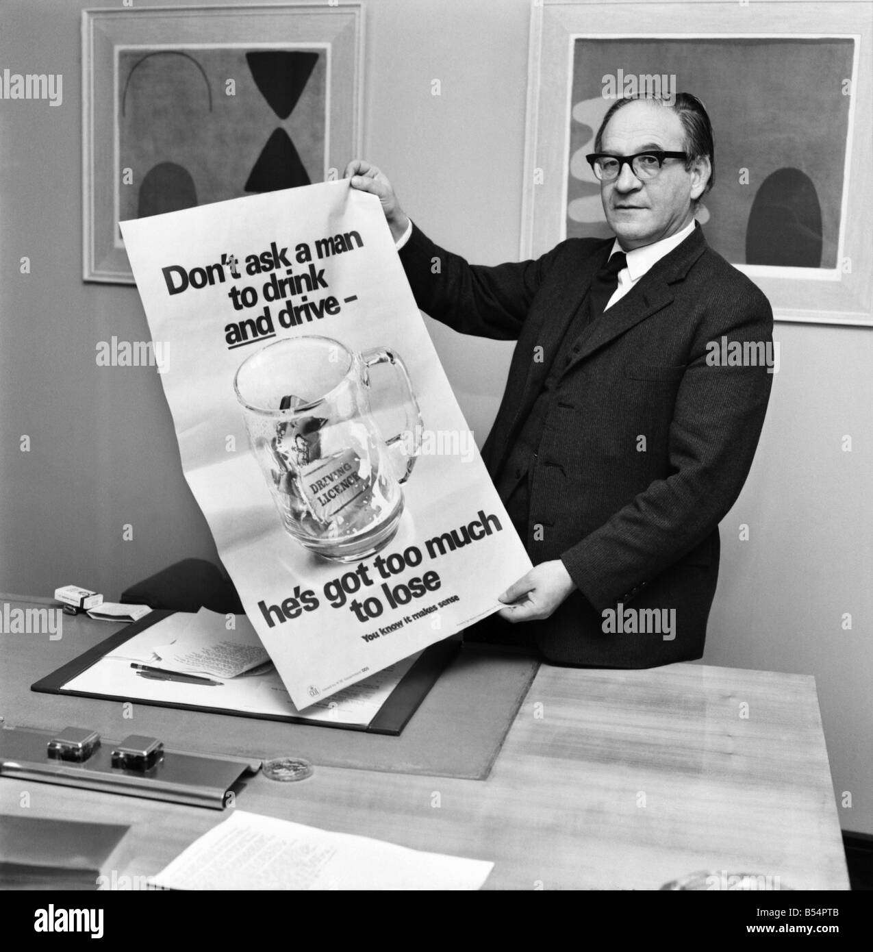 Politica. Fred Mulley Ministro dei trasporti delineato i suoi piani per un Natale di azionamento di sicurezza al Sunday Mirror motoring correspondent Roy Spicer questo pomeriggio. Tra la letteratura era un grande poster e un manuale di guida che il sig. Mulley suggerito (manuale) sarebbe un regalo di Natale ideale per ogni driver. Dicembre 1969 Z11580-001 Foto Stock