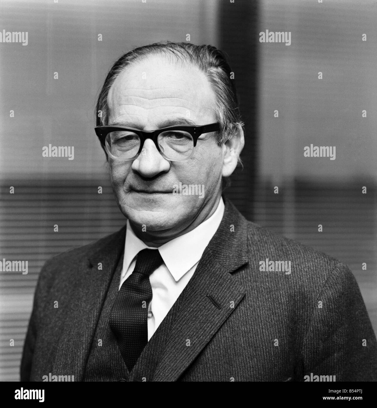 Politica. Fred Mulley Ministro dei trasporti delineato i suoi piani per un Natale di azionamento di sicurezza al Sunday Mirror motoring correspondent Roy Spicer questo pomeriggio. Tra la letteratura era un grande poster e un manuale di guida che il sig. Mulley suggerito (manuale) sarebbe un regalo di Natale ideale per ogni driver. Dicembre 1969 Z11580-005 Foto Stock