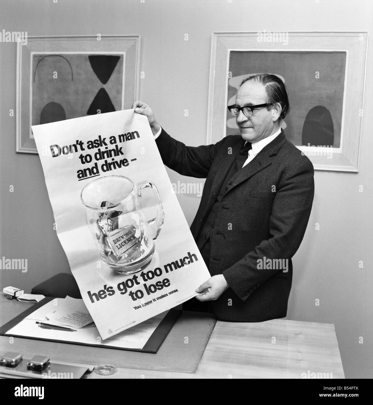 Politica. Fred Mulley Ministro dei trasporti delineato i suoi piani per un Natale di azionamento di sicurezza al Sunday Mirror motoring correspondent Roy Spicer questo pomeriggio. Tra la letteratura era un grande poster e un manuale di guida che il sig. Mulley suggerito (manuale) sarebbe un regalo di Natale ideale per ogni driver. Dicembre 1969 Z11580-006 Foto Stock