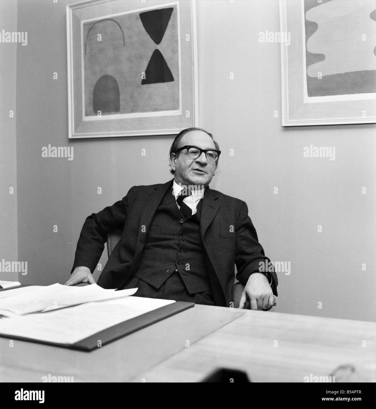 Politica. Fred Mulley Ministro dei trasporti delineato i suoi piani per un Natale di azionamento di sicurezza al Sunday Mirror motoring correspondent Roy Spicer questo pomeriggio. Tra la letteratura era un grande poster e un manuale di guida che il sig. Mulley suggerito (manuale) sarebbe un regalo di Natale ideale per ogni driver. Dicembre 1969 Z11580 Foto Stock