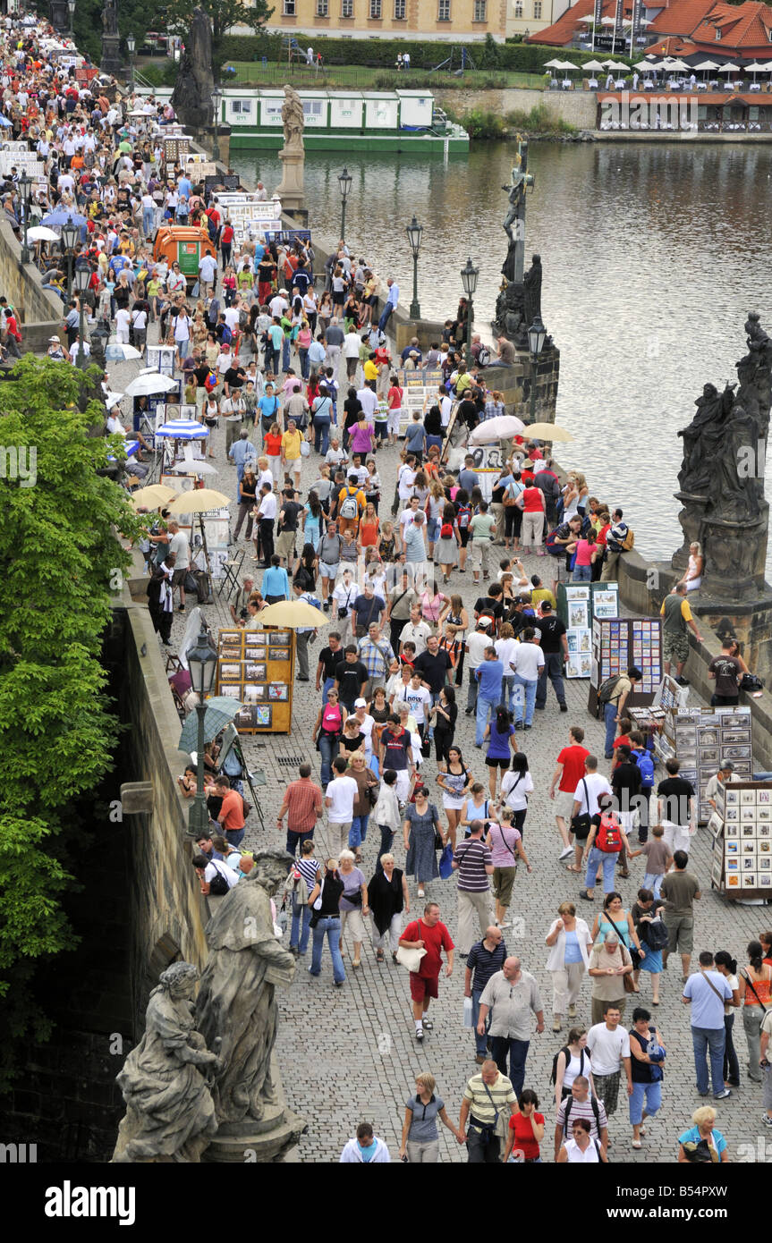 Estate folla sul Ponte Carlo a Praga Repubblica Ceca Foto Stock
