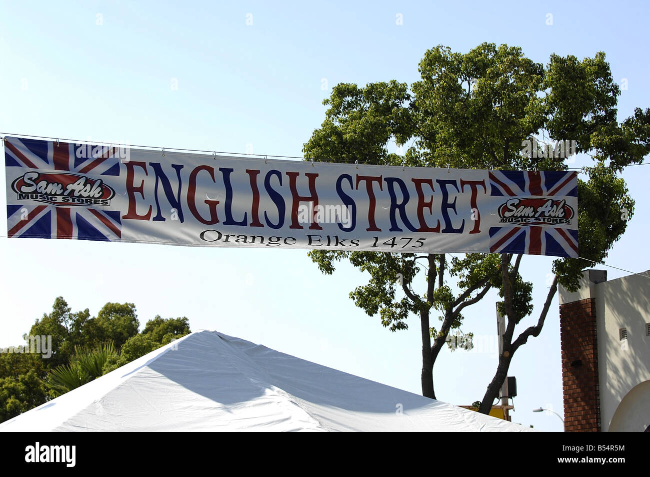 Il sovraccarico di grandi dimensioni banner che raffigura le parole inglese Street e Sam arancio e cenere Elks 1475 Foto Stock