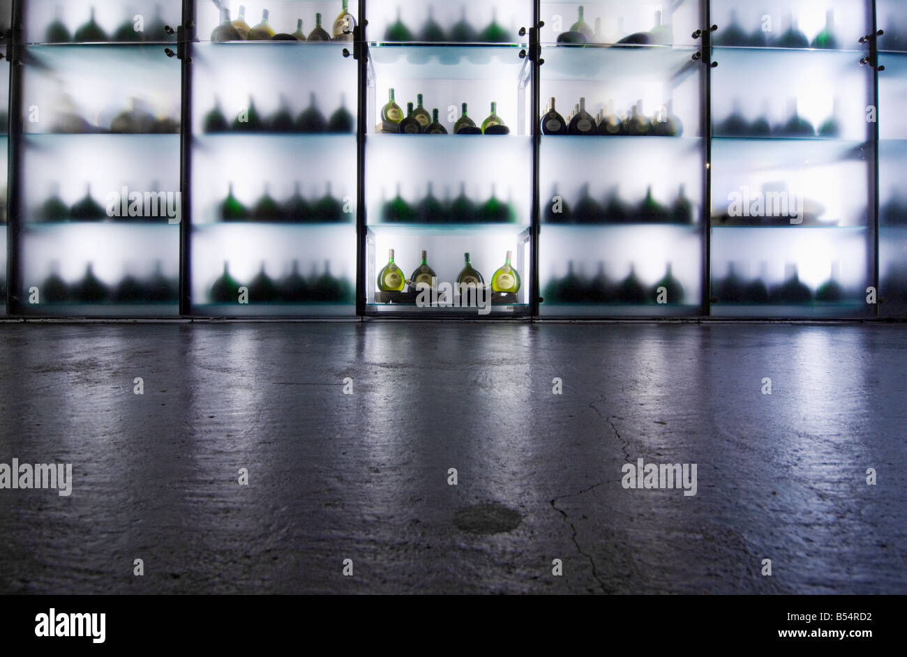 Vino moderno scaffale in azienda vitivinicola Hofkeller presso la Residenz di Wuerzburg Baviera Germania Foto Stock