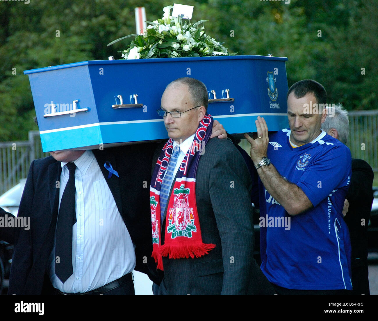 Stephen Jones trasporta Rhys' bara fuori la cattedrale di Liverpool. Foto PHIL SPENCER Foto Stock