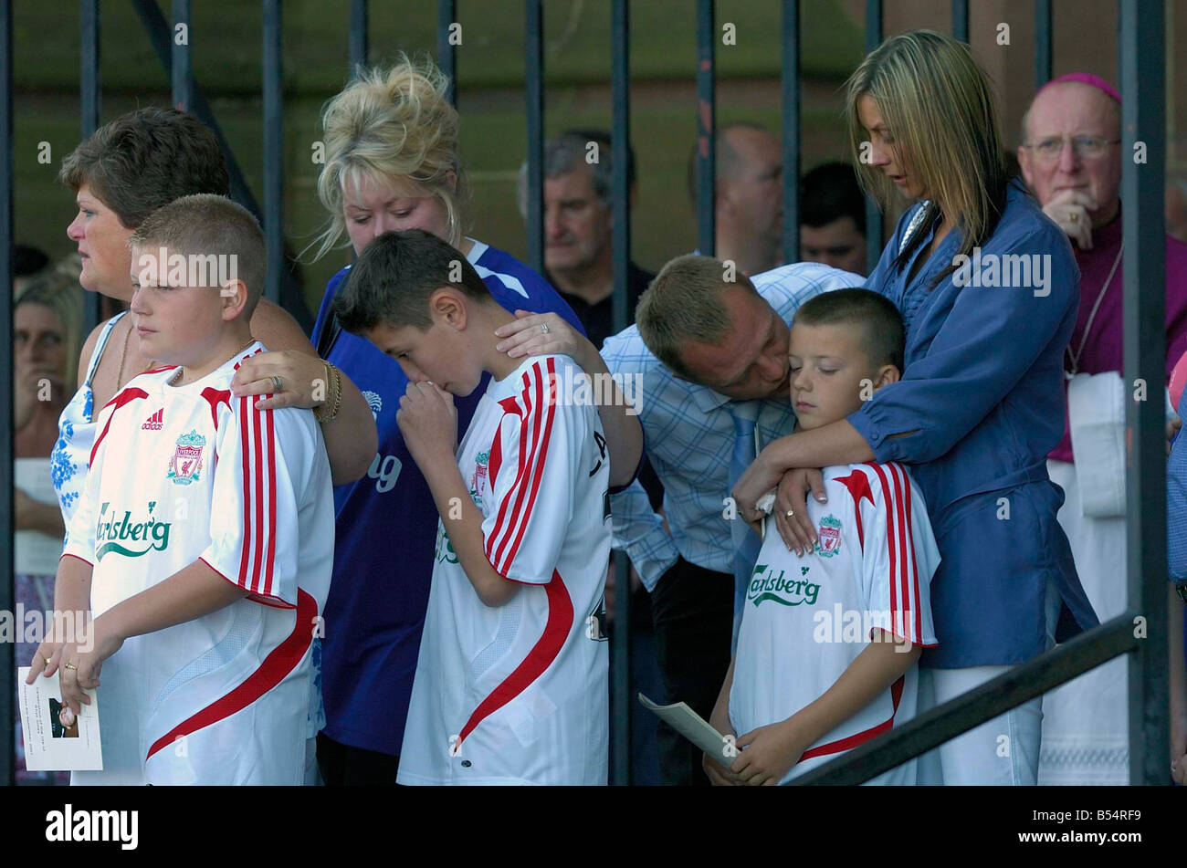 Ainscough Lewis,destra e altri amici di Rhys Jones a piangere al Liverpool Cathedral. Foto PHIL SPENCER Foto Stock