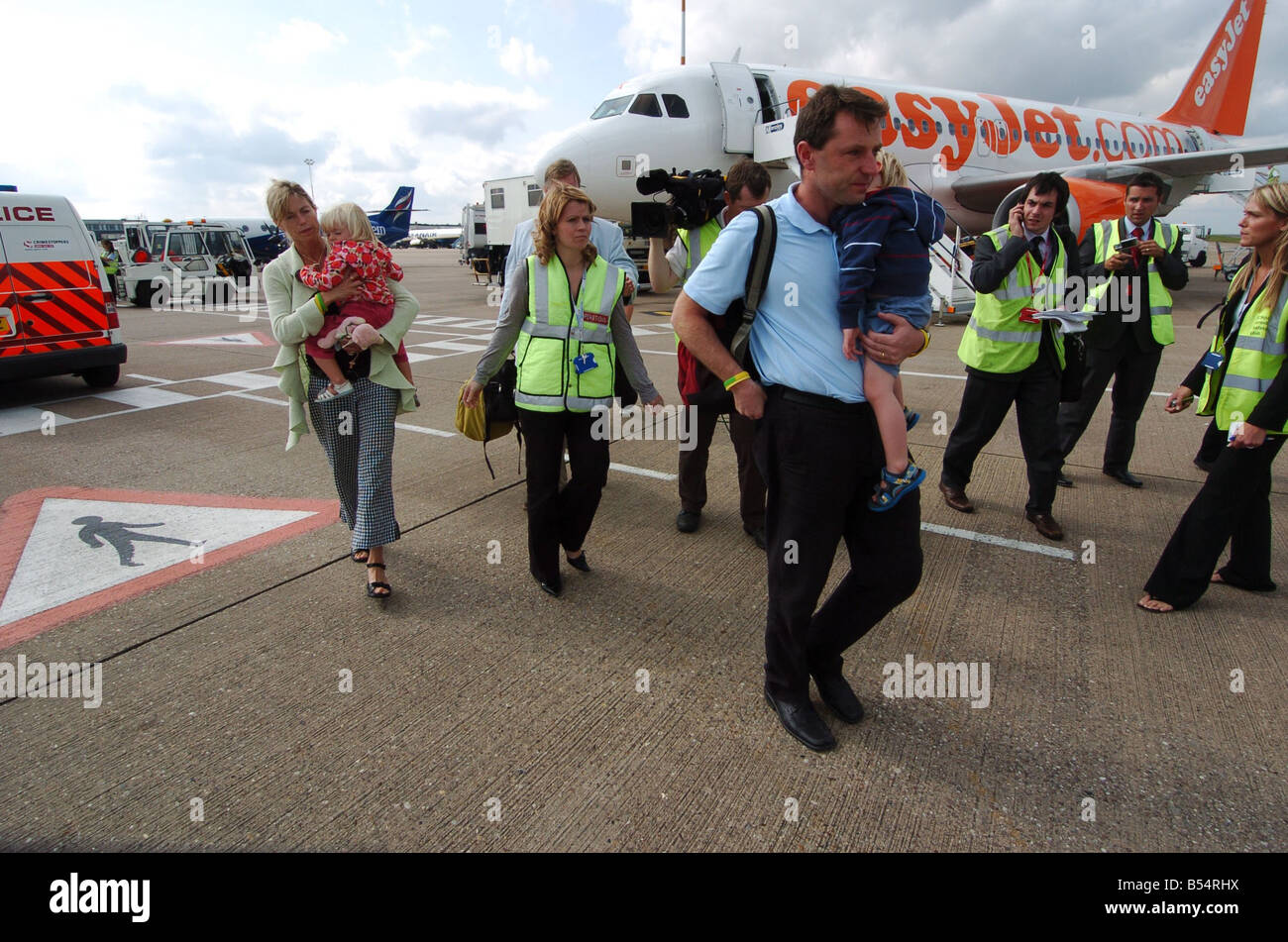 Kate e Gerry McCann tornino a East Midlands Airport con due anni di gemelli Sean e Amelie dopo aver trascorso quattro mesi in Portogallo cercando figlia mancante Madeleine McCann 09 09 2007 Foto Stock