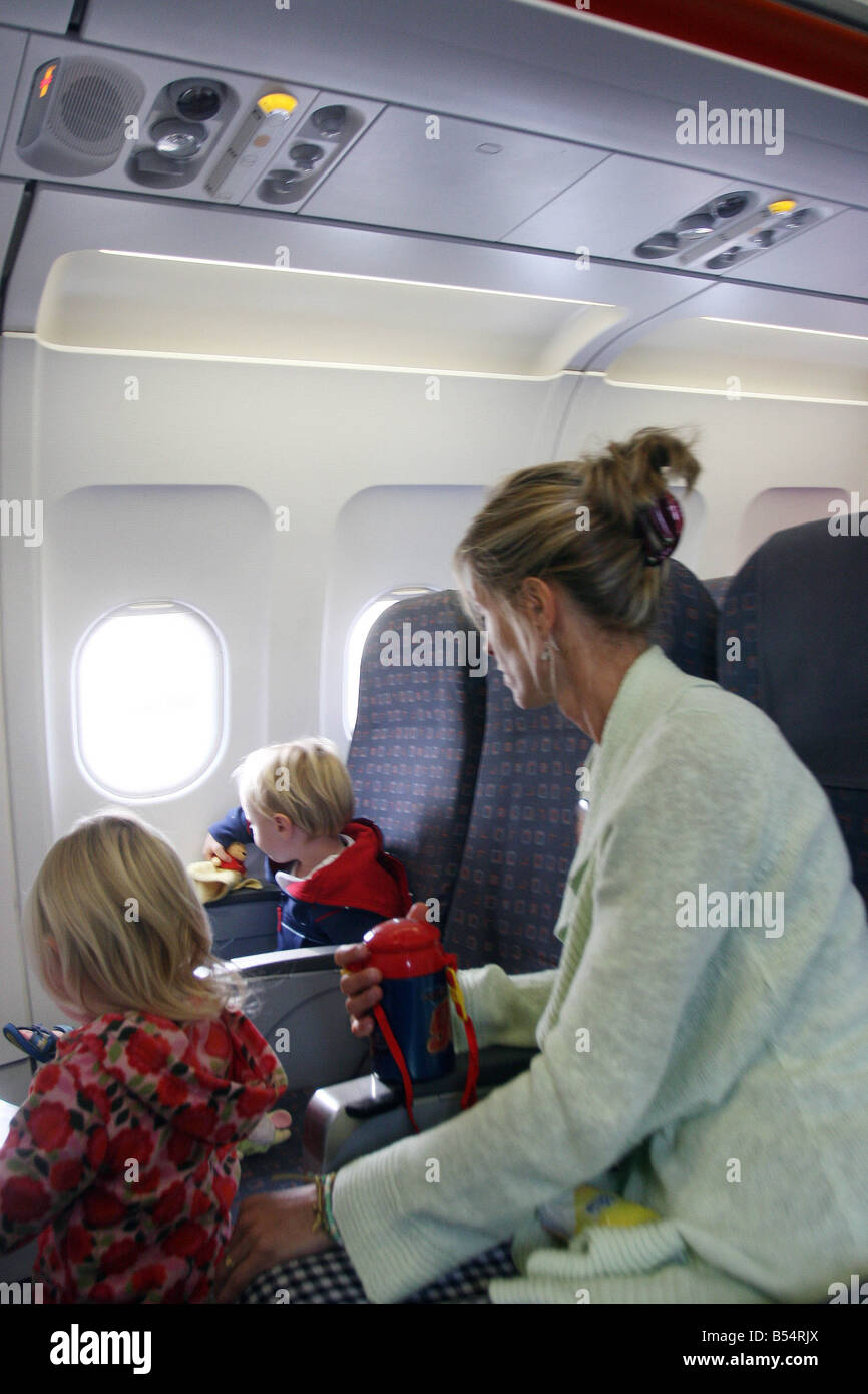 Il McCanns sul loro volo di ritorno a casa per il Regno Unito dopo aver trascorso 4 mesi in Portogallo cercando figlia mancante Madeleine McCann 09 09 2007 Foto Stock