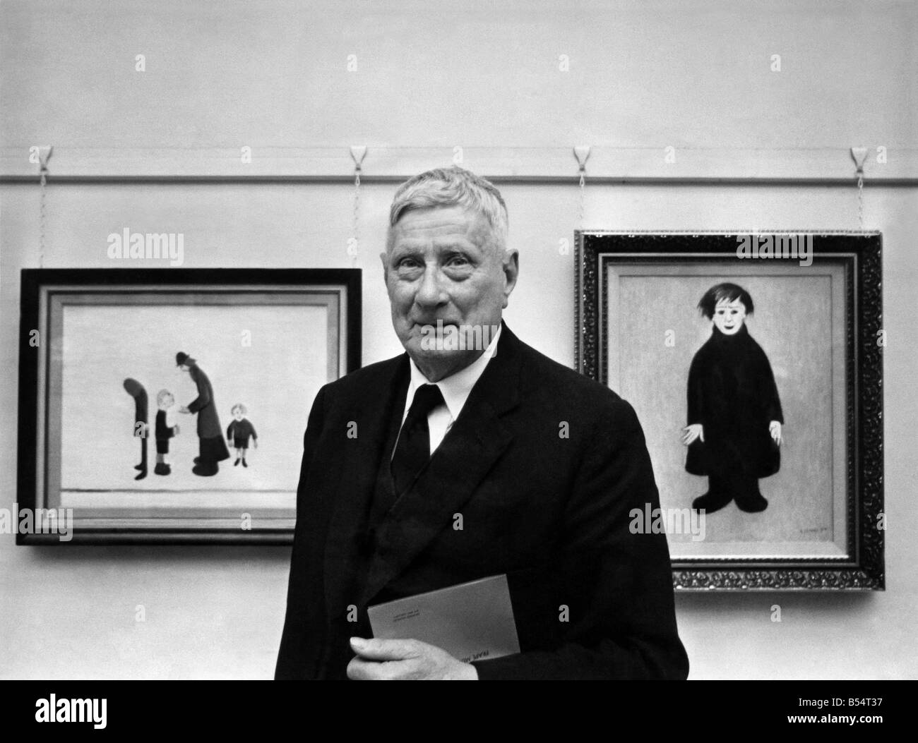 Signor L S Lowry realizzato un freeman di Salford. Sig. Lowry si erge tra due dei suoi primi dipinti lasciati di interrogazione e di uomo di destra Stan Foto Stock