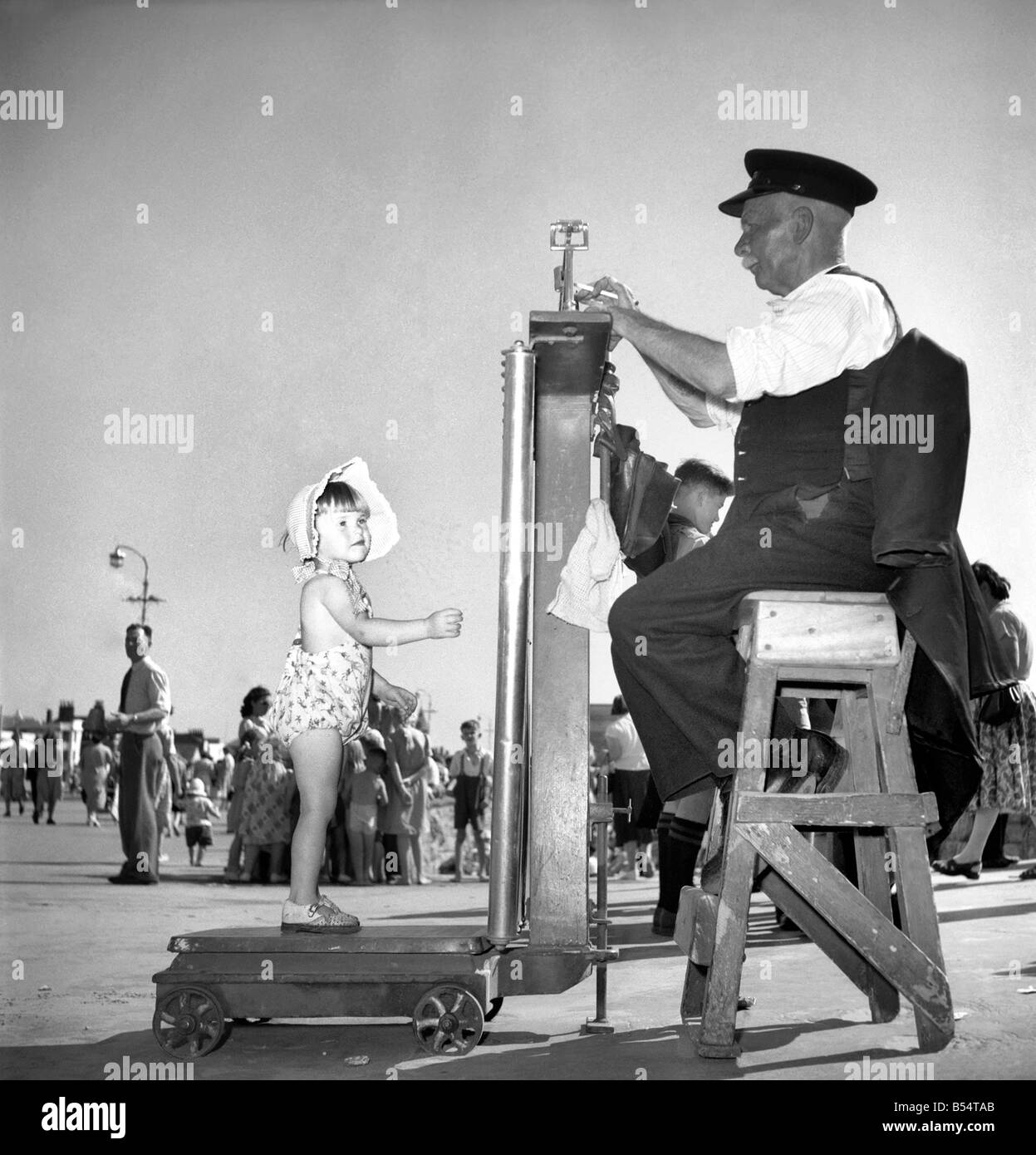 Vacanze: Shirley Tanner è più fortunati di un sacco di bambini. Ella vive in Weston-Super-Mare e quando il sole splende ogni giorno Foto Stock Vacanze: Shirley Tanner è più fortunati di un sacco di bambini. Ella vive in Weston-Super-Mare e quando il sole splende ogni giorno Foto Stock