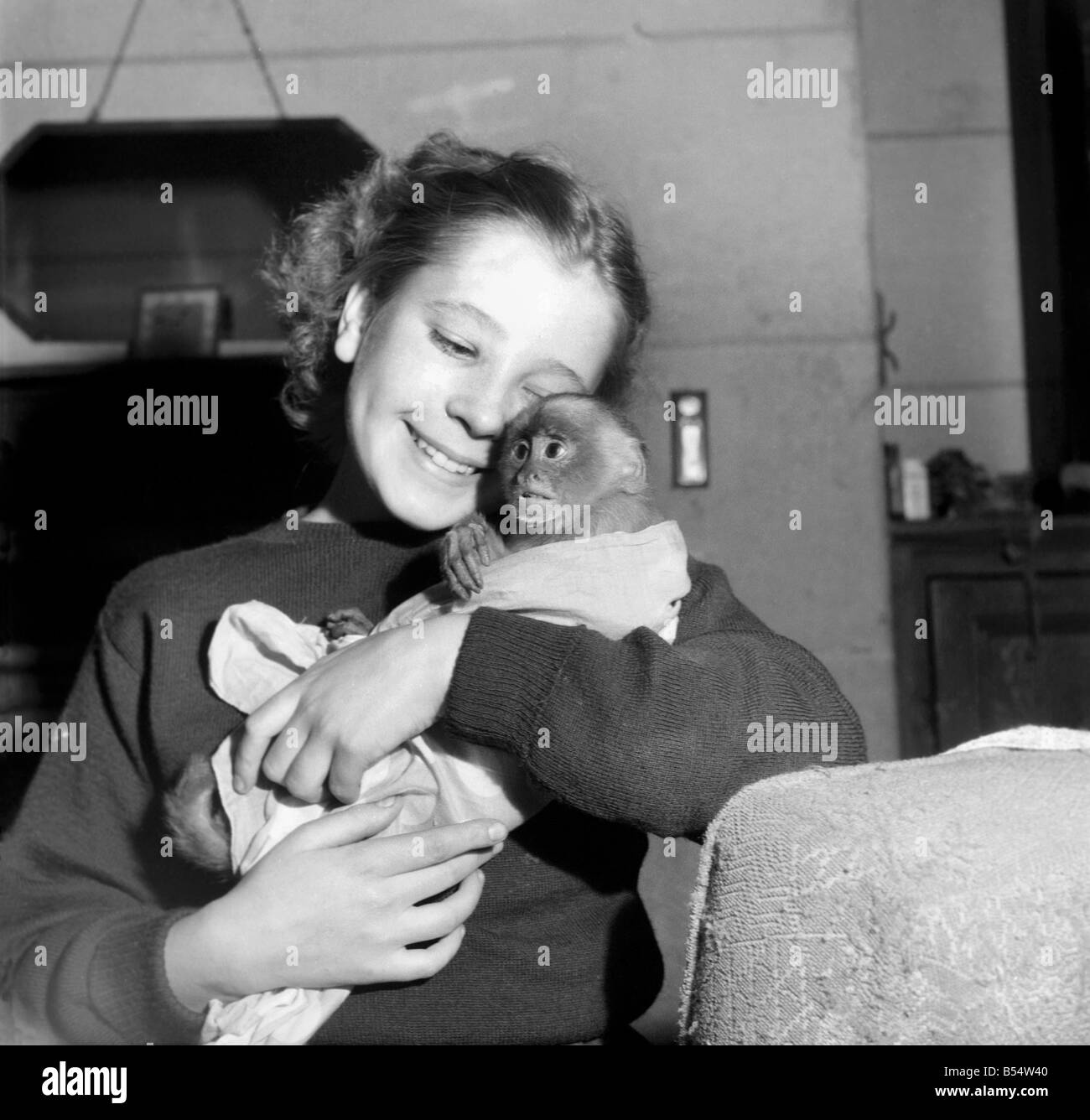 Animali: Bambini: l'amicizia. Dieci anni Anita Howat con il suo animale  domestico spider monkey 'Tish'. Ottobre 1953 D6255-001 Foto stock - Alamy