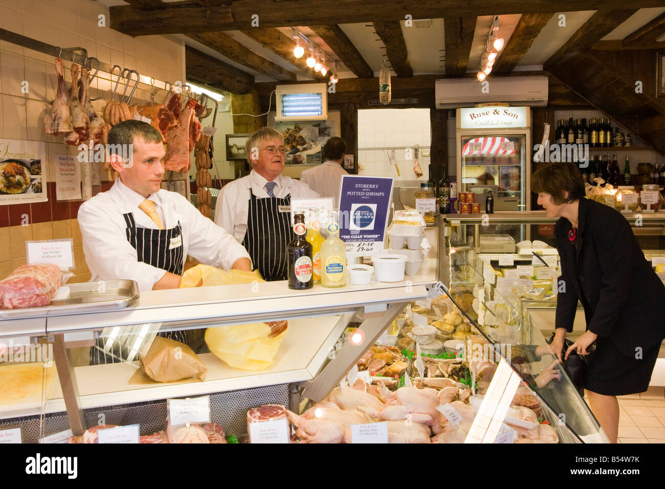 Di carne in esposizione in un negozio di macellaio Foto Stock