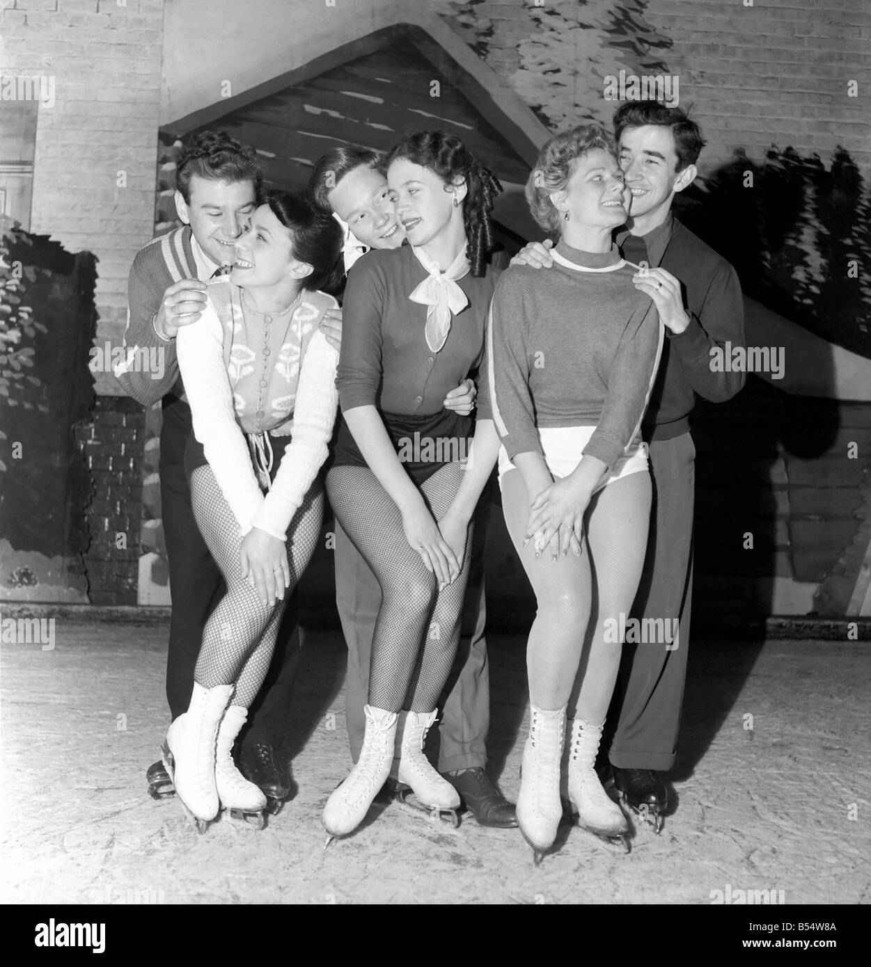 Romance: Amore sul ghiaccio per tre coppie in road show Rose Marie su ghiaccio che ha trovato il romanticismo e tutto fu impegnato a Plymouth. Foto Stock