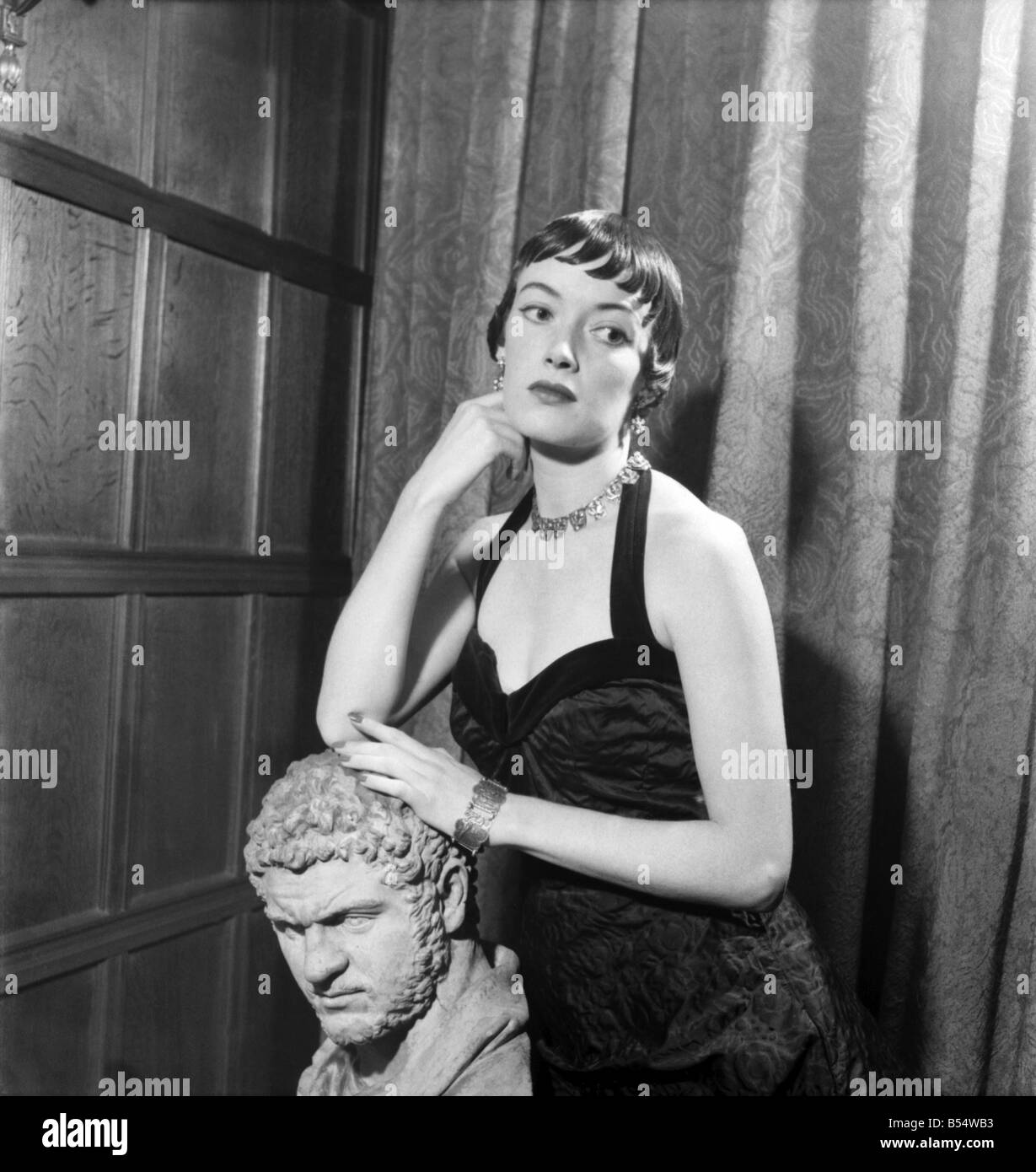 Julius Caesar periodo capelli-stili. Coiffeurs femminile sono state spesso ispirati da personaggi storici del passato. Il più recente di ispirare un parrucchiere è Giulio Cesare. L'hair stylist sono Armando e Sandro di Piccadilly Arcade. I loro capelli-stili sono in stile caratteri nella pellicola M.G.M. "Giulio Cesare" che avrà la sua premiere a Londra il giovedì. Novembre 1953 D6545-001 Foto Stock