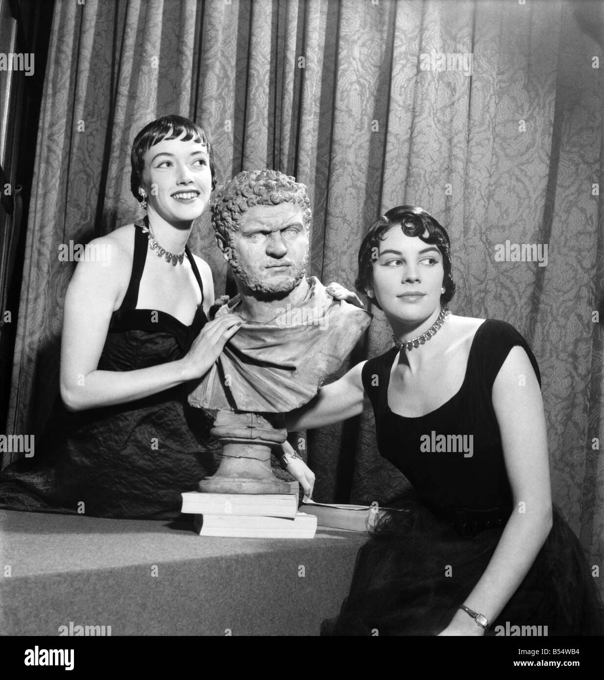 Julius Caesar periodo capelli-stili. Coiffeurs femminile sono state spesso ispirati da personaggi storici del passato. Il più recente di ispirare un parrucchiere è Giulio Cesare. L'hair stylist sono Armando e Sandro di Piccadilly Arcade. I loro capelli-stili sono in stile caratteri nella pellicola M.G.M. "Giulio Cesare" che avrà la sua premiere a Londra il giovedì. Novembre 1953 D6545 Foto Stock