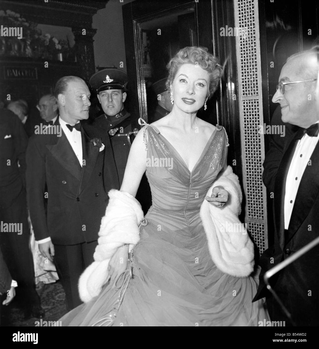 L'attrice Greer Garson visto qui lasciando un teatro di Londra. Novembre 1953 D6622 Foto Stock