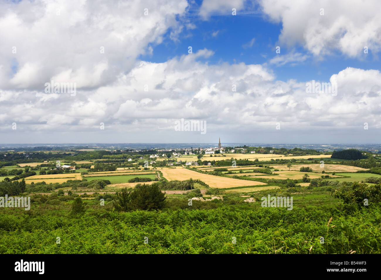 Finisterre regione Bretagna Francia Europa si affaccia sul piccolo villaggio di Commana Foto Stock