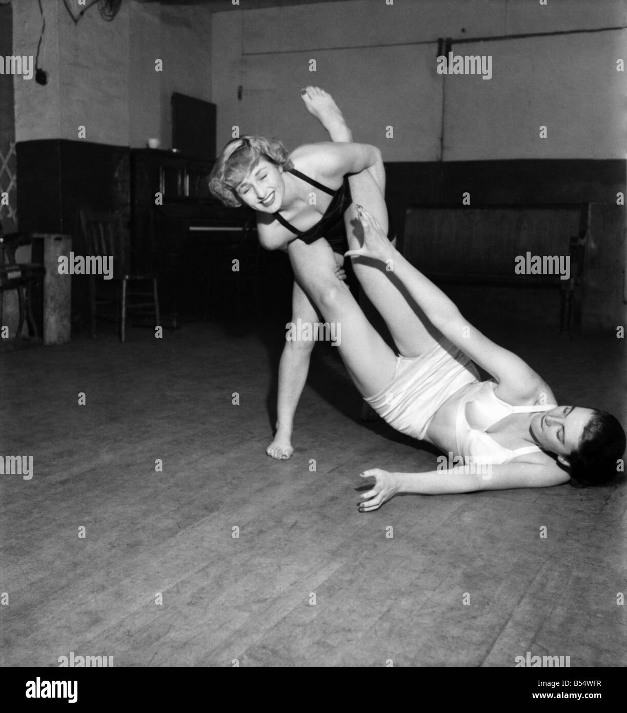 Donne lottatori. Novembre 1953 D6703-001 Foto Stock