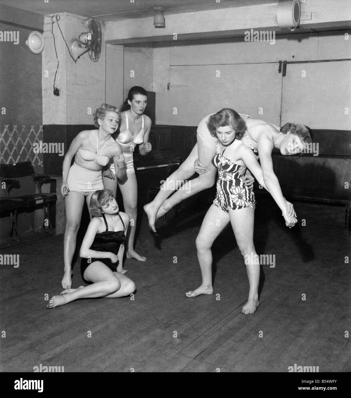 Donne lottatori. Novembre 1953 D6703-003 Foto Stock