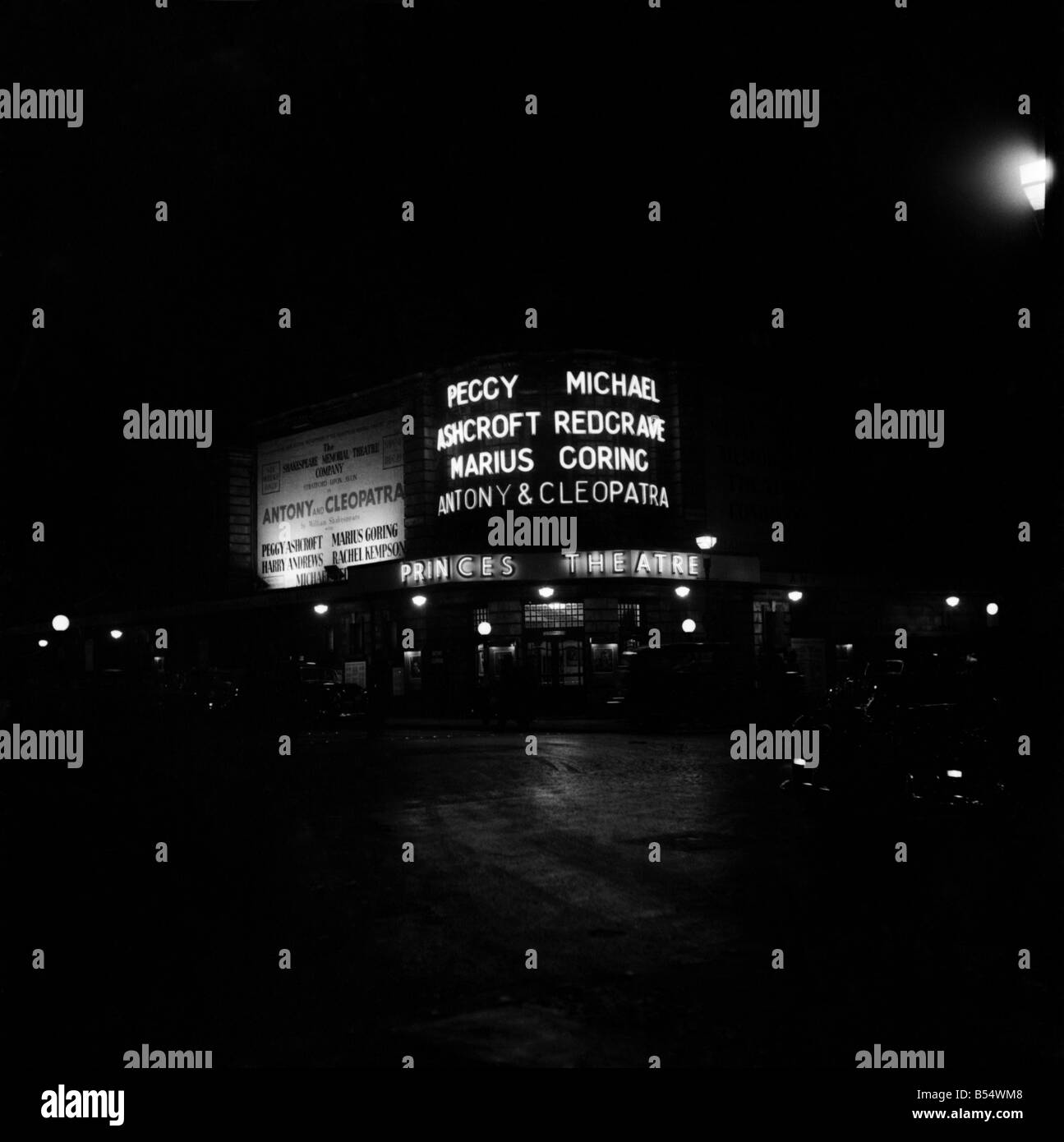 Nomi degli spettacoli di luci a teatri di Londra (night shot). Peccy Michael Ashcroft Redcrave Marius Cornic. Antonio e Cleopatra. Dicembre 1953 D7325-003 Foto Stock