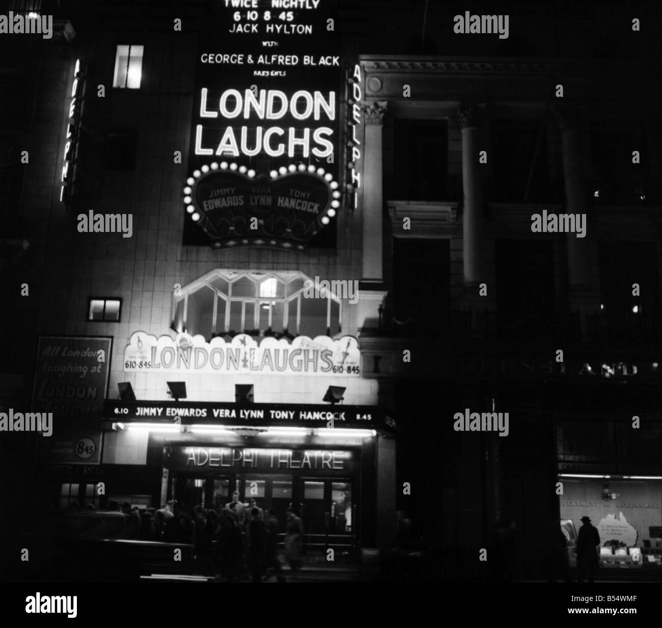 Nomi degli spettacoli di luci a teatri di Londra (night shot). Londra ride. Dicembre 1953 D7325-007 Foto Stock