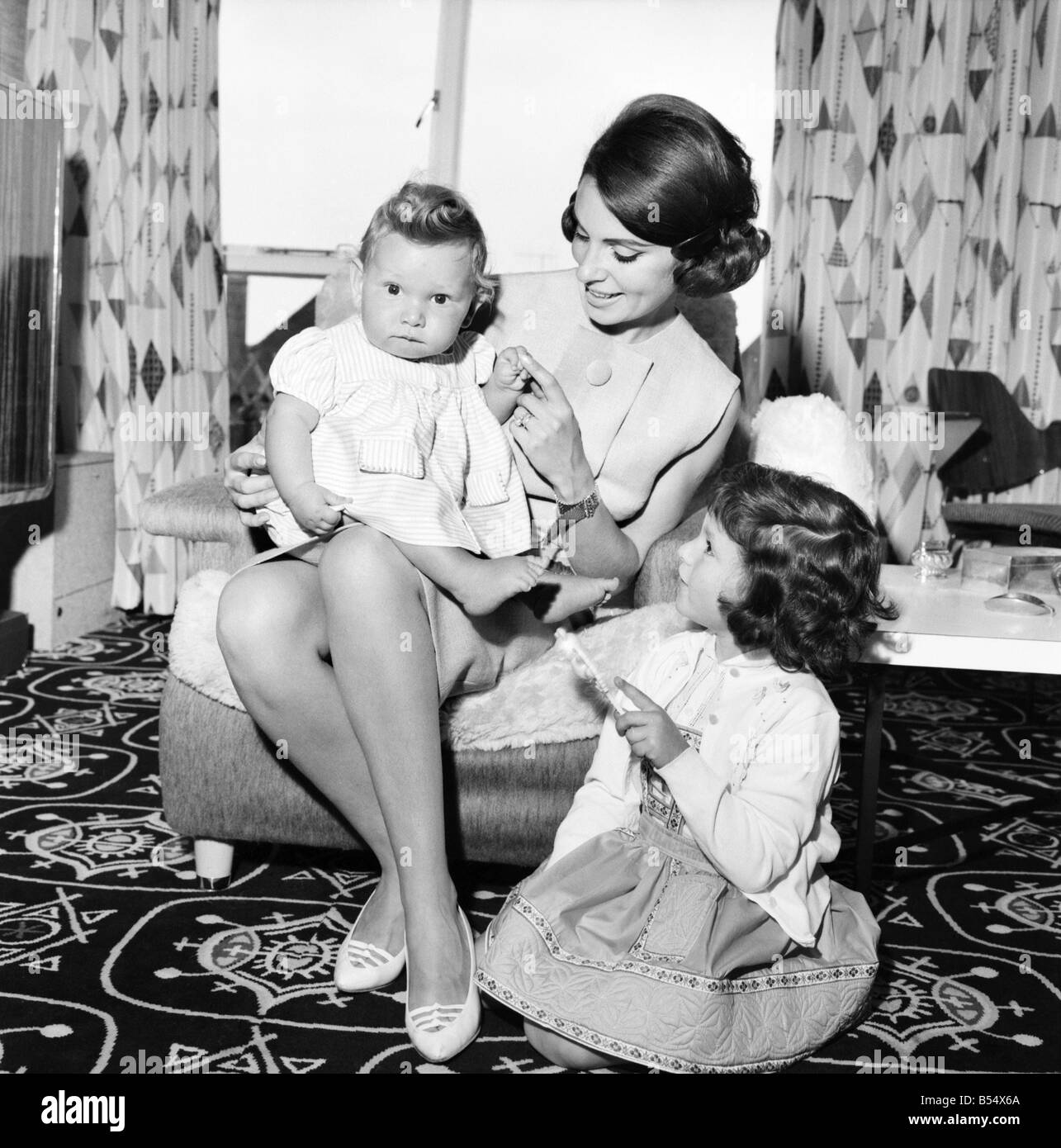 Ventiquattro anni di vecchio modello e attrice Madeleine Mono di Hampstead, è la madre di quattro splendidi bambini -- Gail 6, Louise 4, Craig 2 e concedere 8 mesi. Madeleine Mono fotografato alla sua Chiesa Mount, Hampsted home.;Giugno 1960 ;M4427-001 Foto Stock